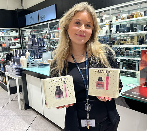 Medarbejder i Matas fremviser Valentino parfume til kvinder